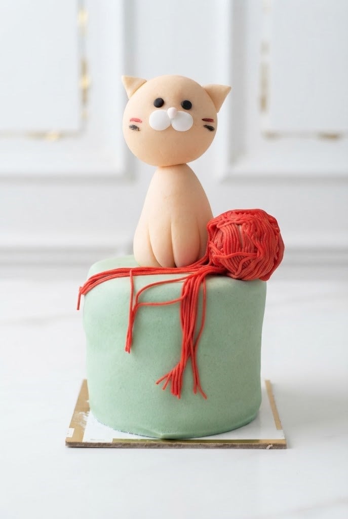 Kedi ve Yumak Temalı Adet Pasta