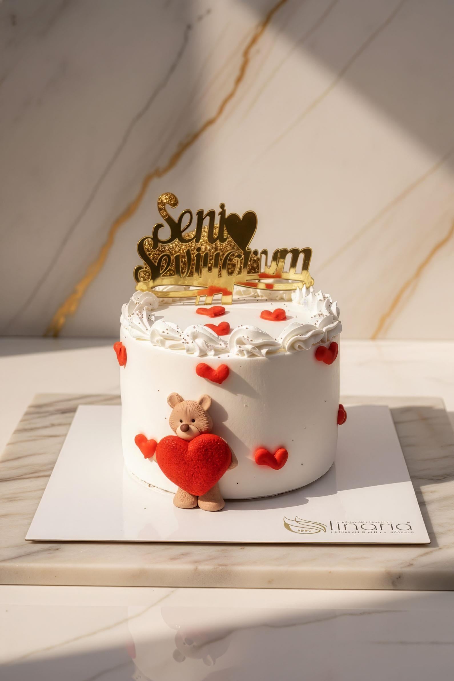 Sevimli Ayıcık ve Kalp Esintisi Butik Pasta
