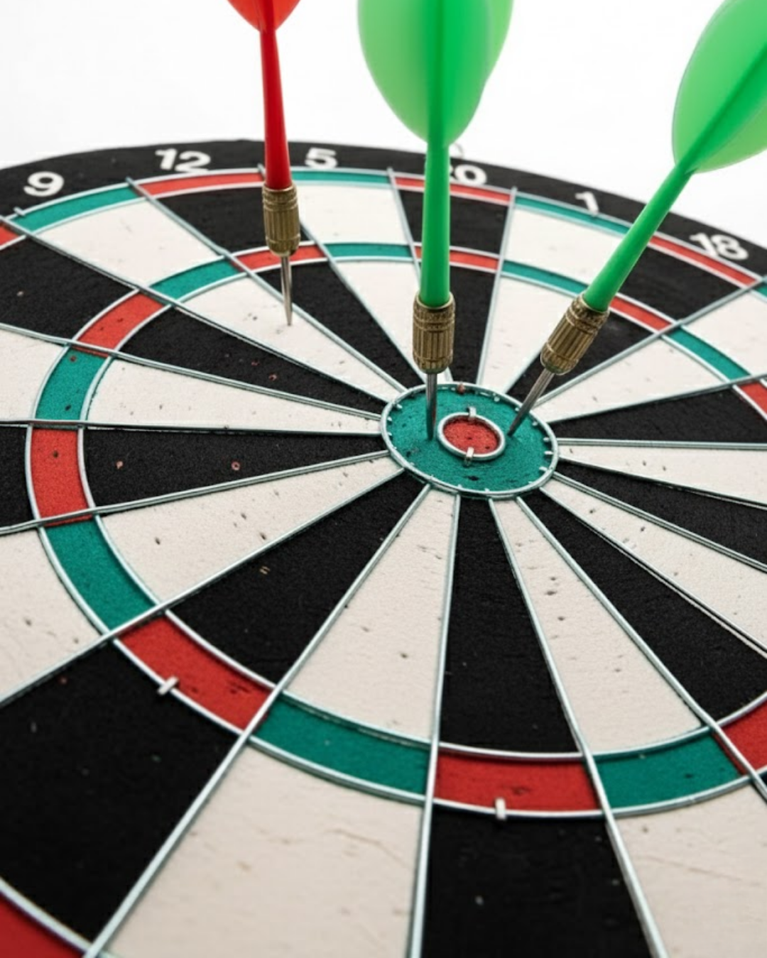 15 İnç Dart Tahtası 4 Metal Uçlu Dart Oku Dayanıklı Ahşap Gövde
