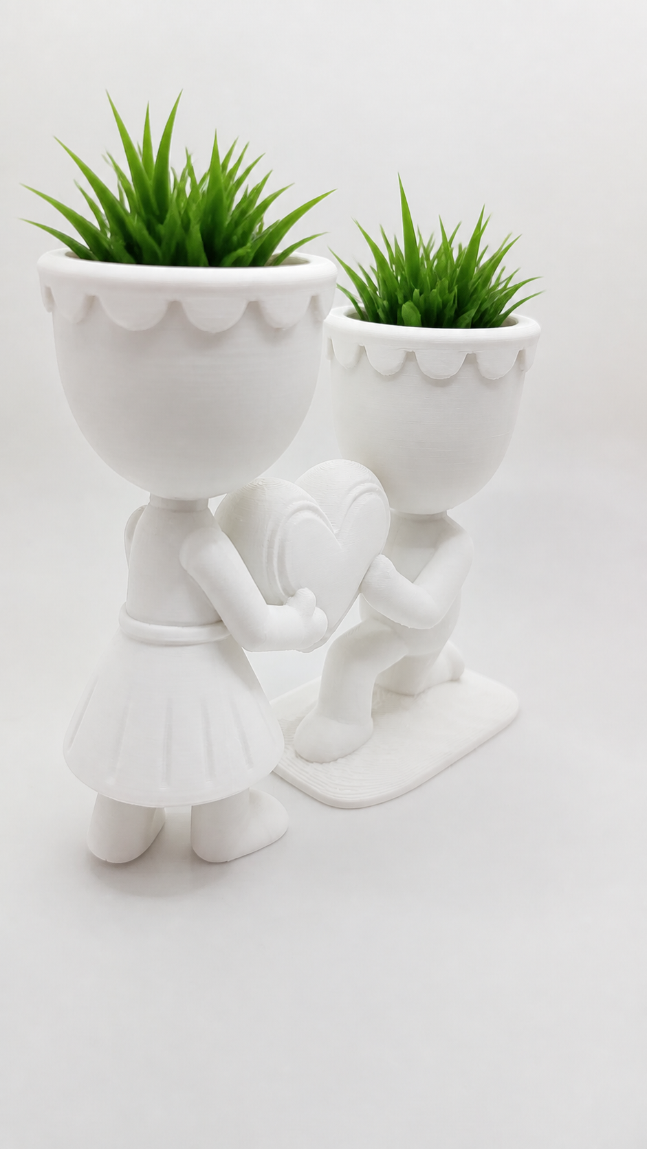 3D Baskı Aşk Saksısı - Kalp Tutan Çift Figürlü Dekoratif Saksı - Beyaz