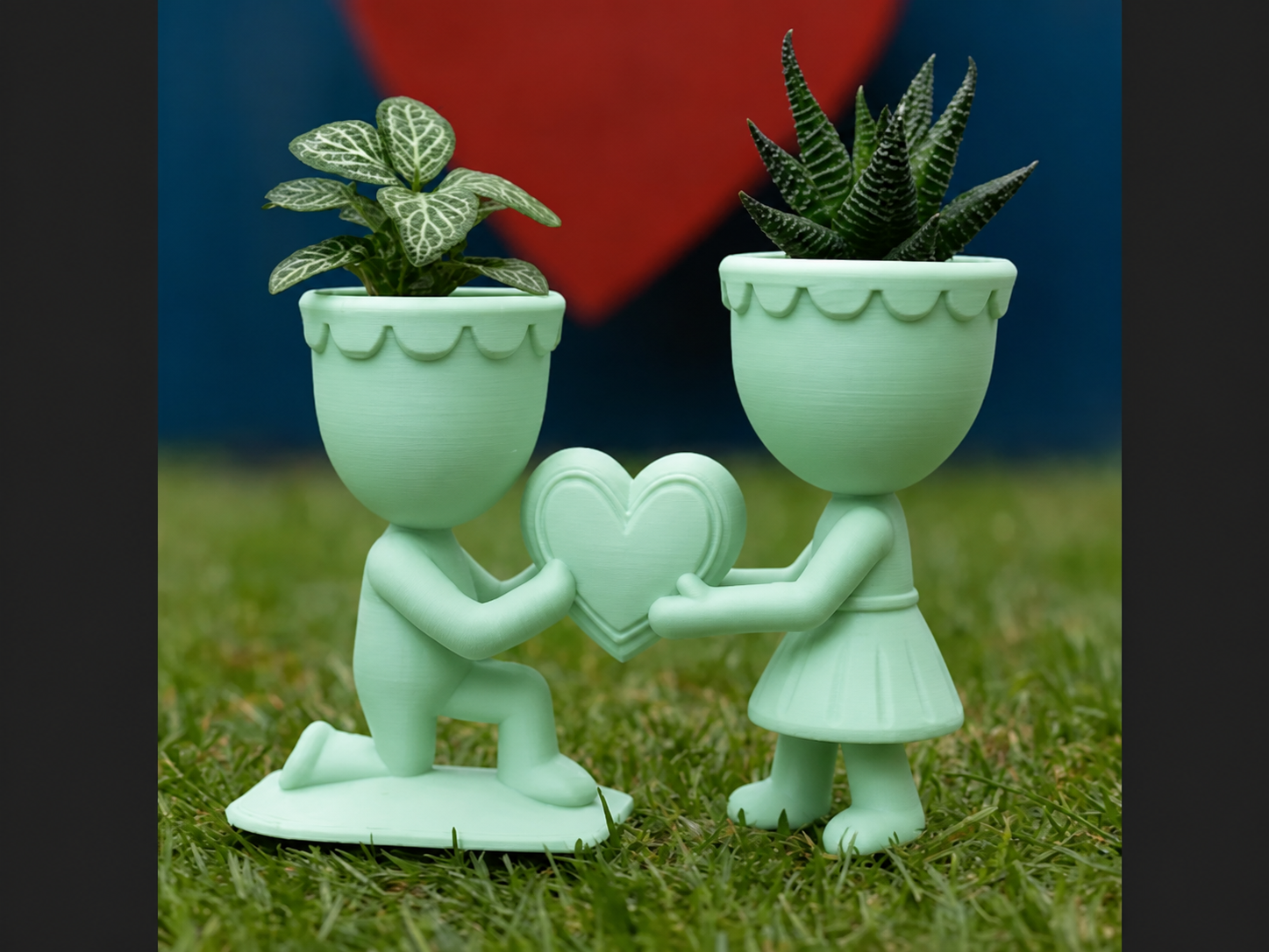 3D Baskı Aşk Saksısı - Kalp Tutan Çift Figürlü Dekoratif Saksı - Mint