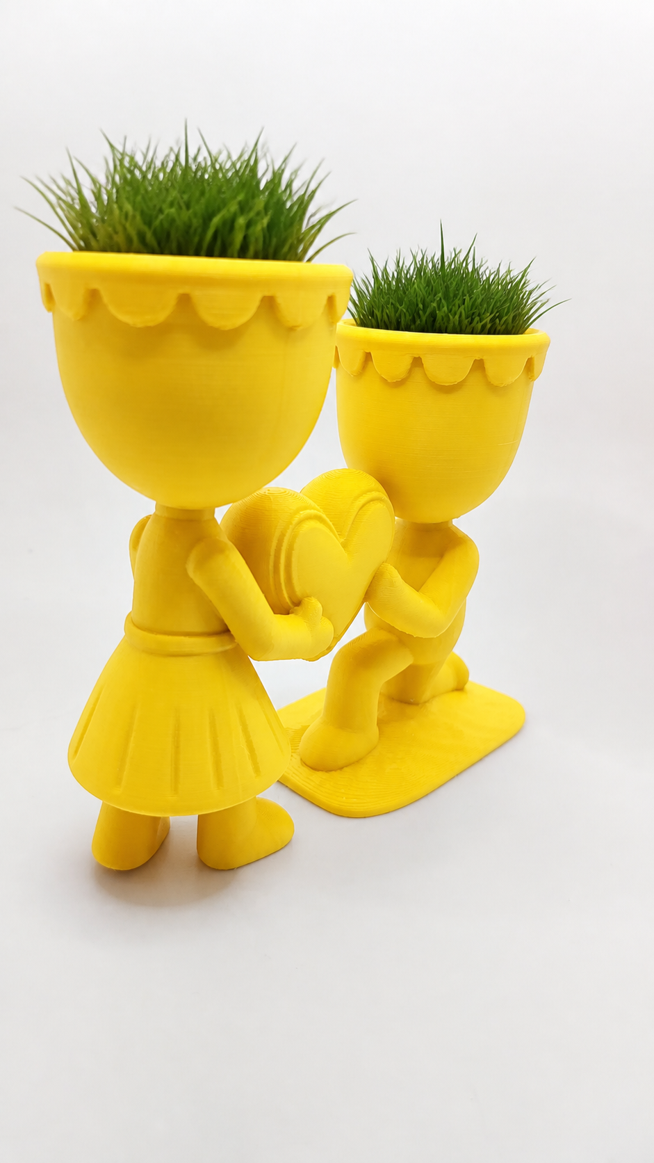 3D Baskı Aşk Saksısı - Kalp Tutan Çift Figürlü Dekoratif Saksı - Sarı