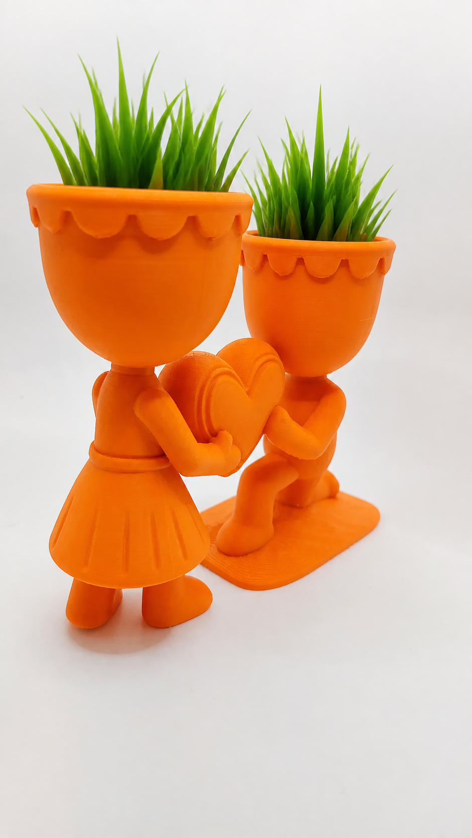 3D Baskı Aşk Saksısı - Kalp Tutan Çift Figürlü Dekoratif Saksı - Turuncu
