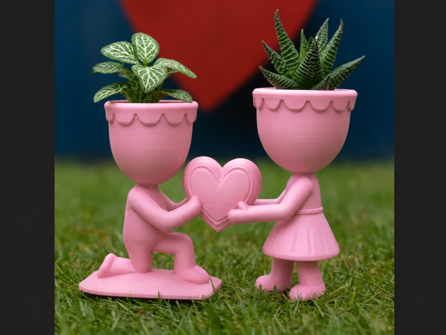 3D Baskı Aşk Saksısı - Kalp Tutan Çift Figürlü Dekoratif Saksı - Pembe