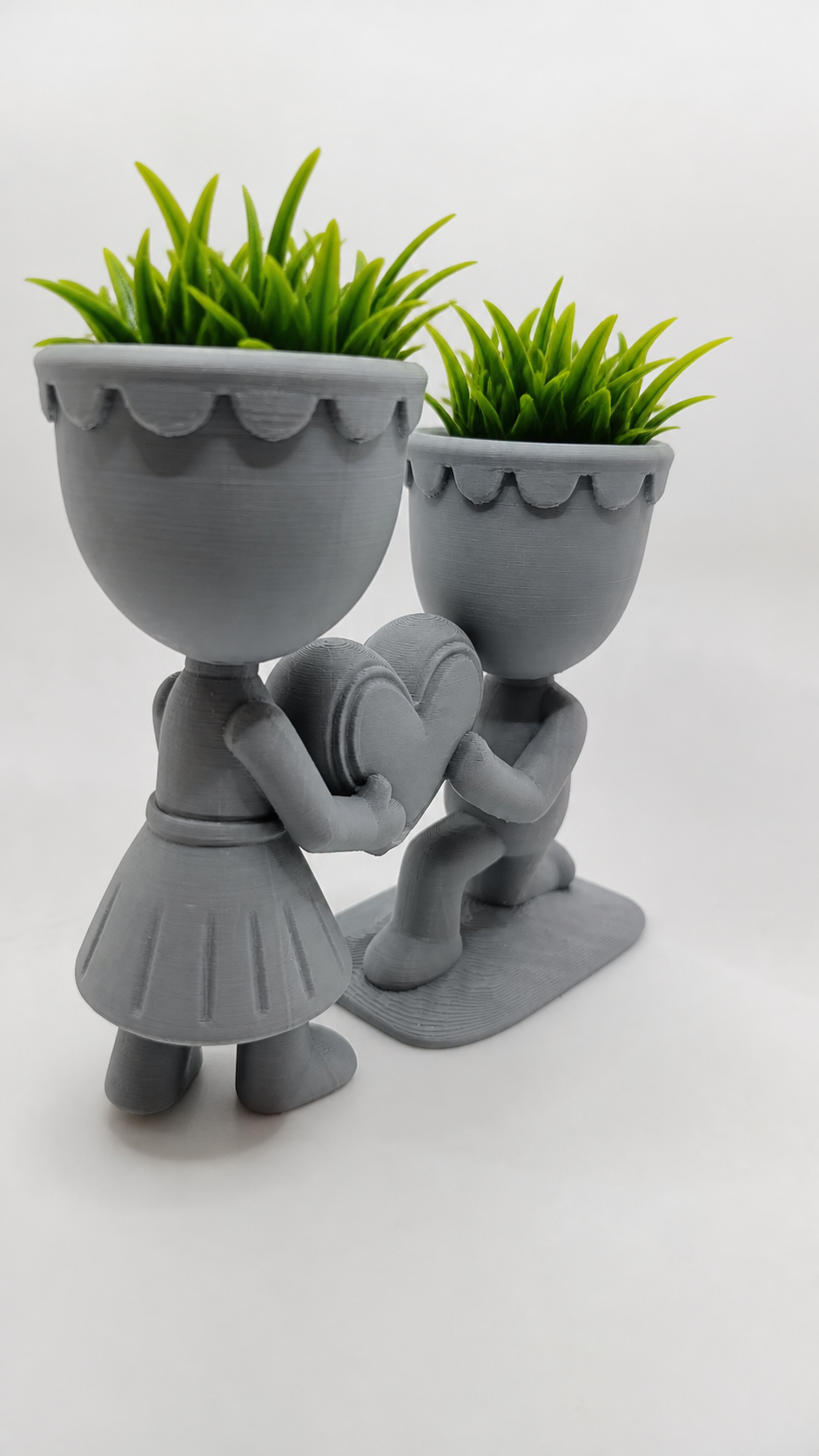 3D Baskı Aşk Saksısı - Kalp Tutan Çift Figürlü Dekoratif Saksı - Gri