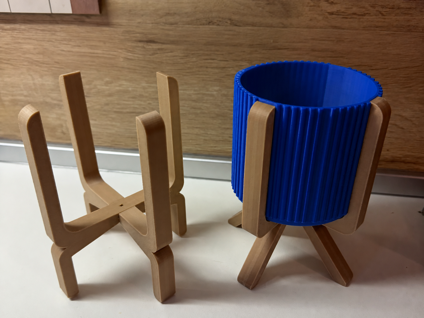 3D Baskı Ayaklı Çizgili Saksı - Bej Standlı Dekoratif Saksı - Mavi