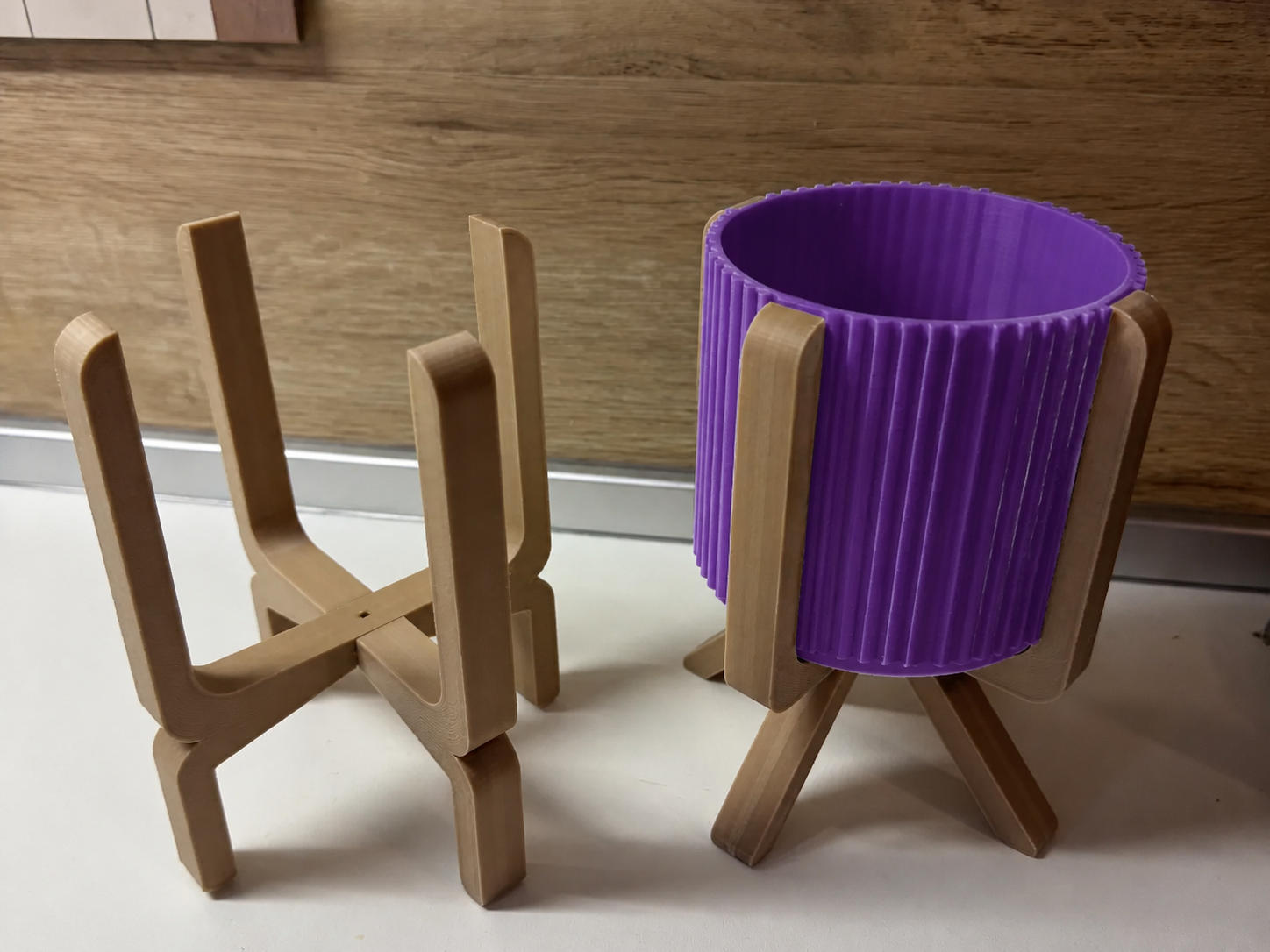 3D Baskı Ayaklı Çizgili Saksı - Bej Standlı Dekoratif Saksı - Mor