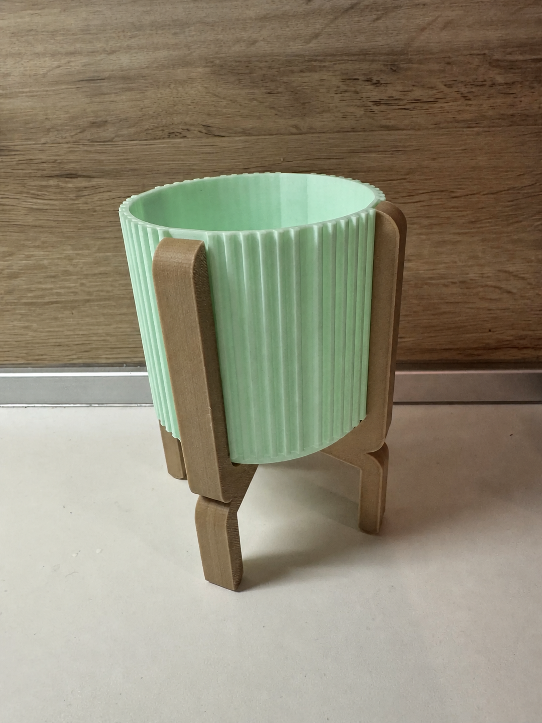3D Baskı Ayaklı Çizgili Saksı - Bej Standlı Dekoratif Saksı - Mint