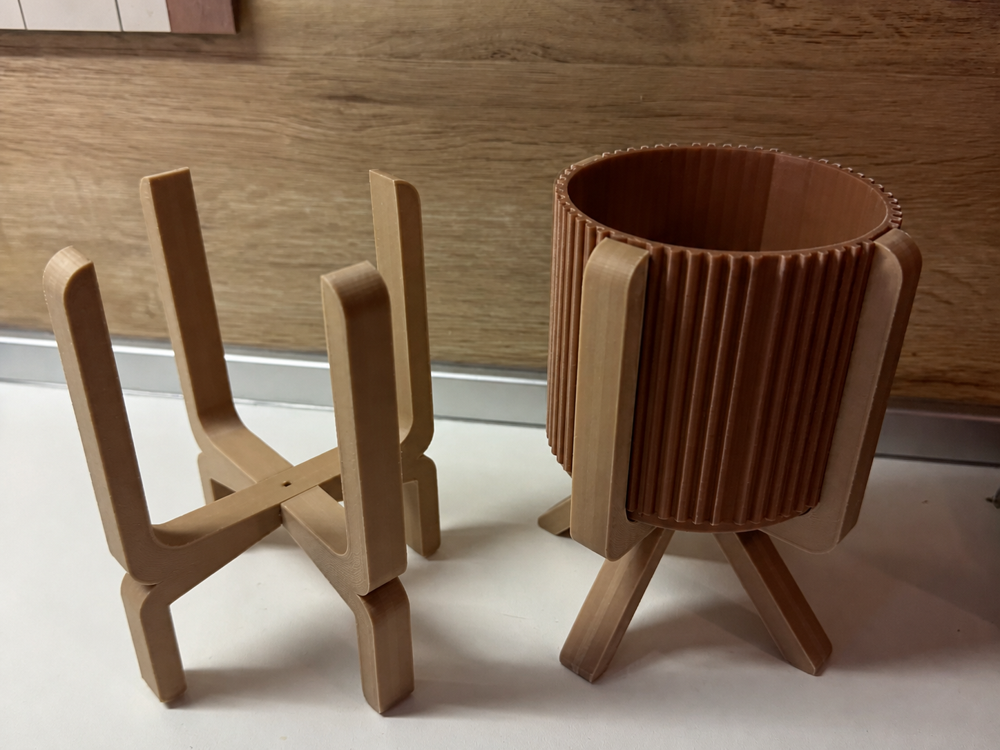 3D Baskı Ayaklı Çizgili Saksı - Bej Standlı Dekoratif Saksı - Kahverengi