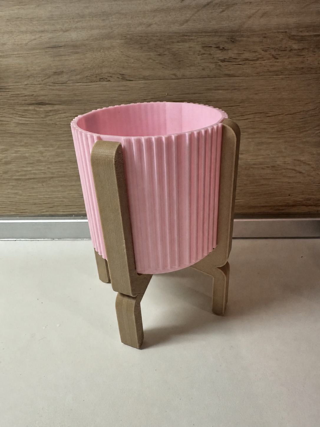 3D Baskı Ayaklı Çizgili Saksı - Bej Standlı Dekoratif Saksı - Pembe