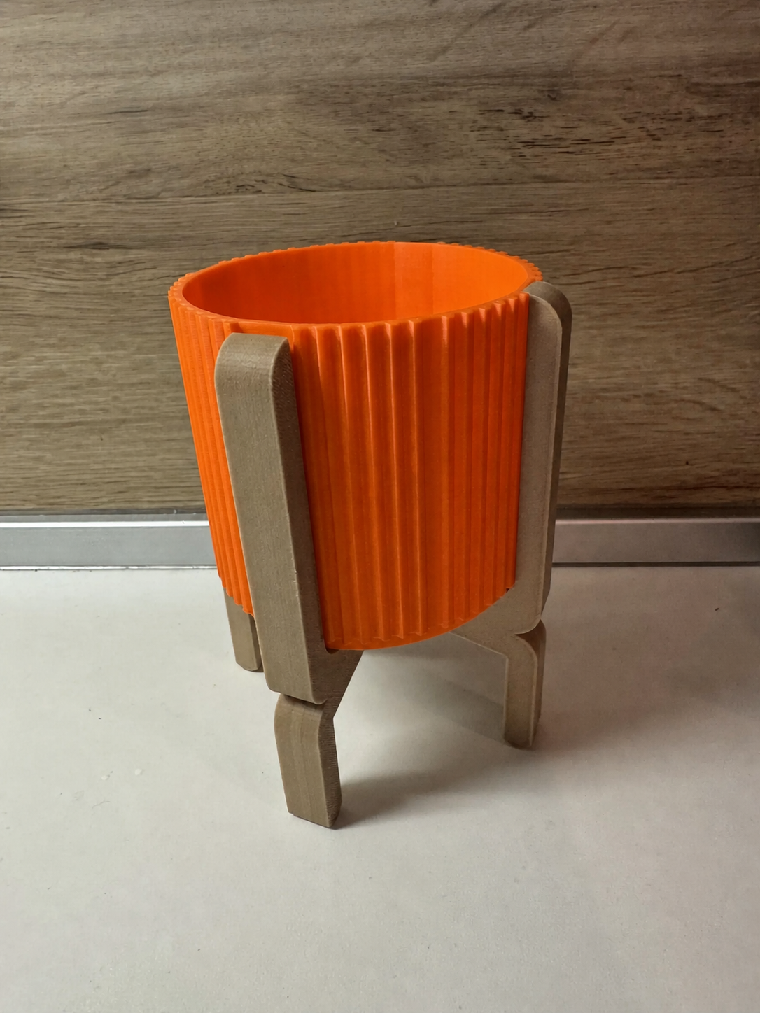 3D Baskı Ayaklı Çizgili Saksı - Bej Standlı Dekoratif Saksı - Turuncu
