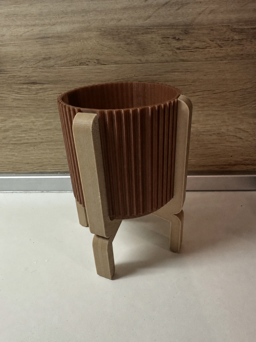 3D Baskı Ayaklı Çizgili Saksı - Bej Standlı Dekoratif Saksı - Kahverengi
