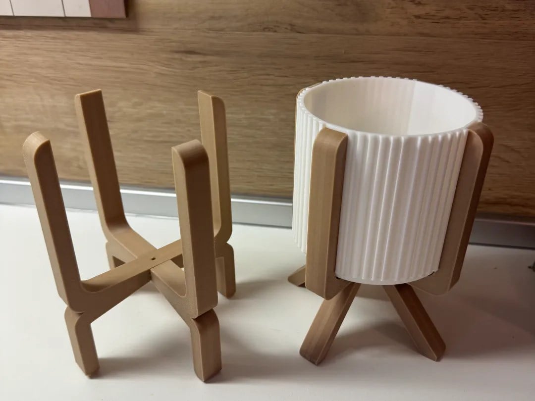 3D Baskı Ayaklı Çizgili Saksı - Bej Standlı Dekoratif Saksı - Beyaz