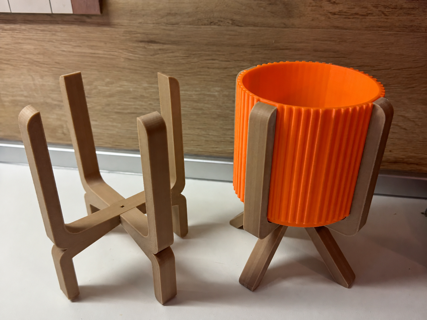 3D Baskı Ayaklı Çizgili Saksı - Bej Standlı Dekoratif Saksı - Turuncu