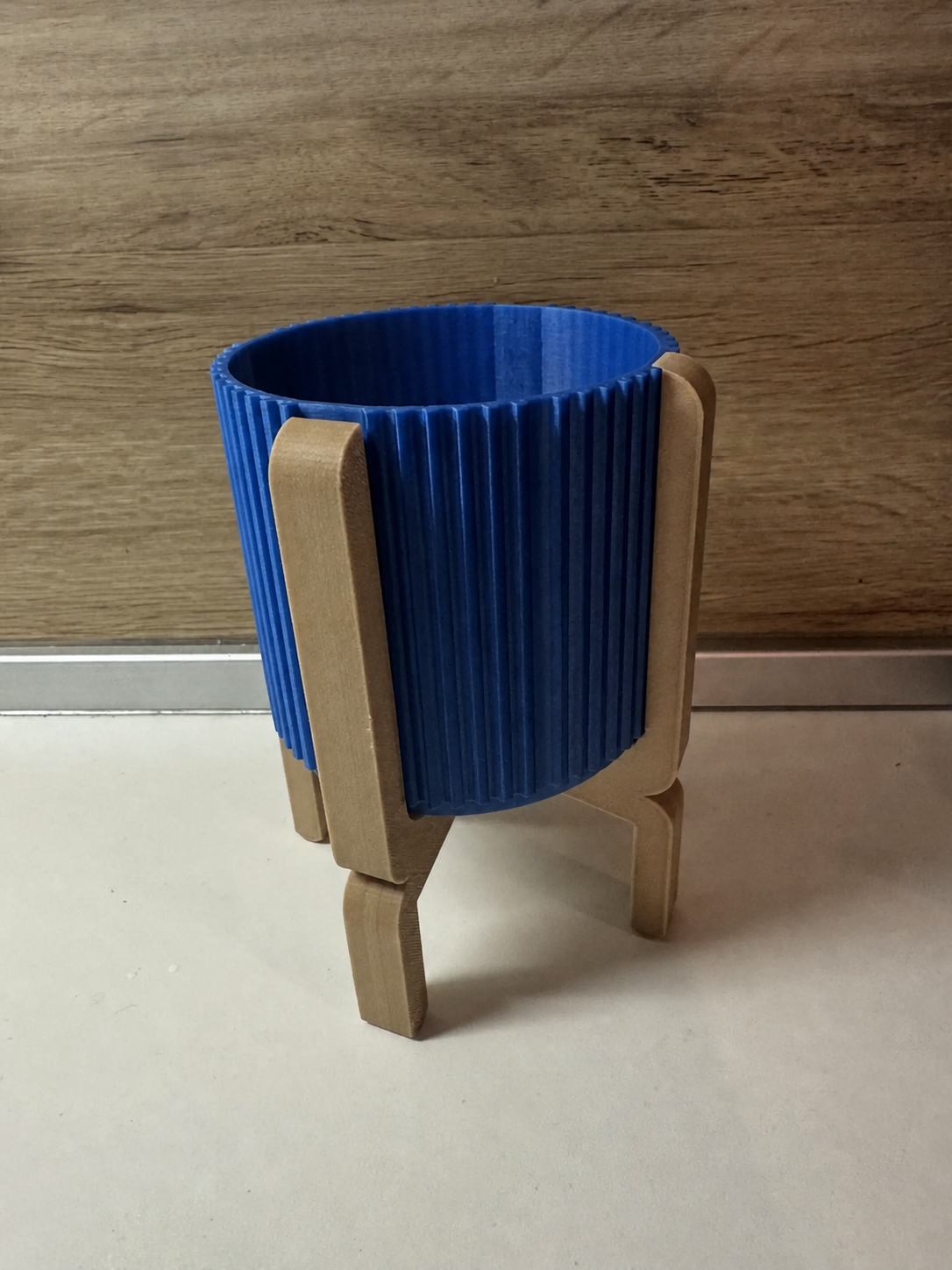 3D Baskı Ayaklı Çizgili Saksı - Bej Standlı Dekoratif Saksı - Mavi