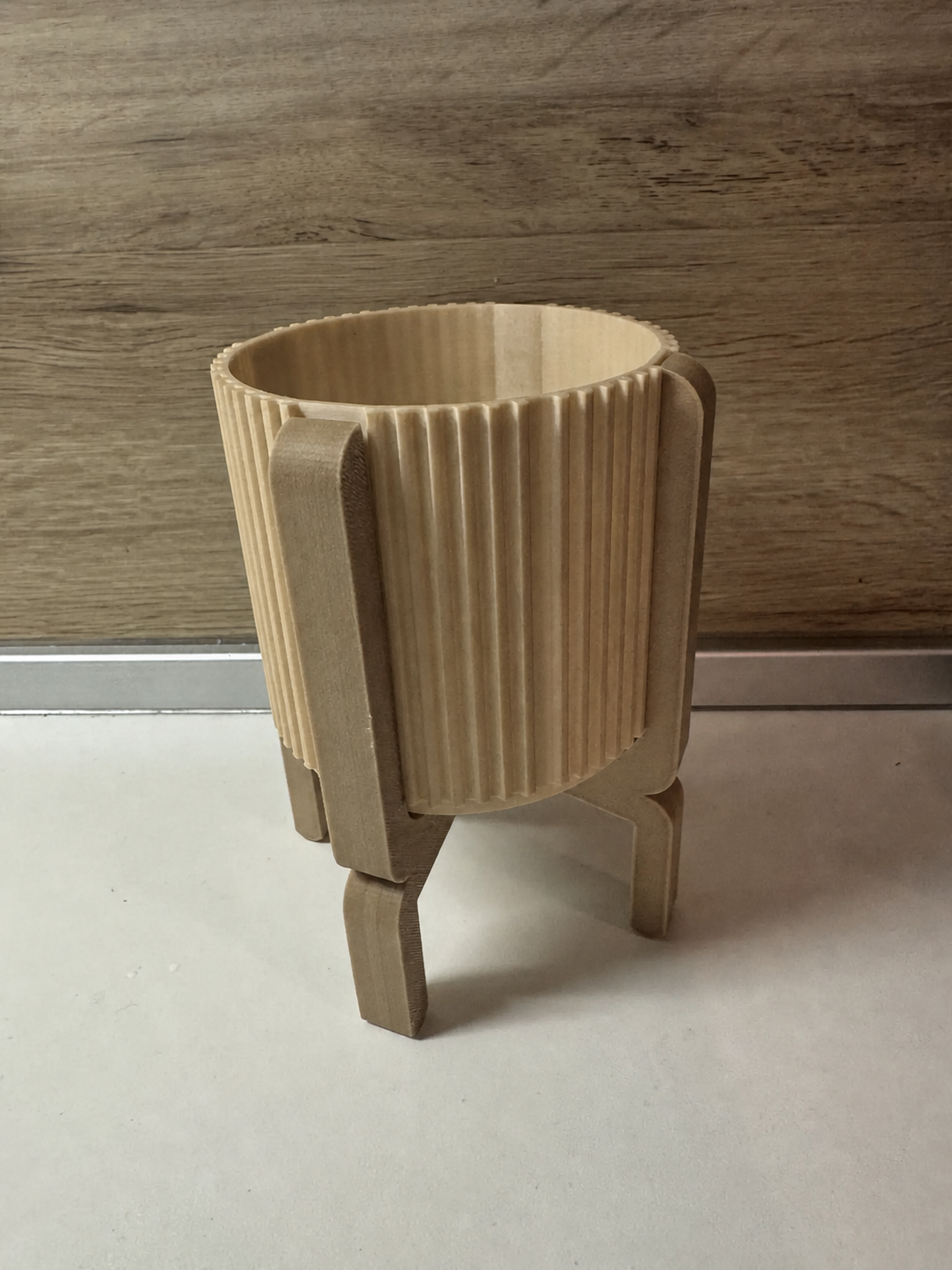 3D Baskı Ayaklı Çizgili Saksı - Bej Standlı Dekoratif Saksı - Bej