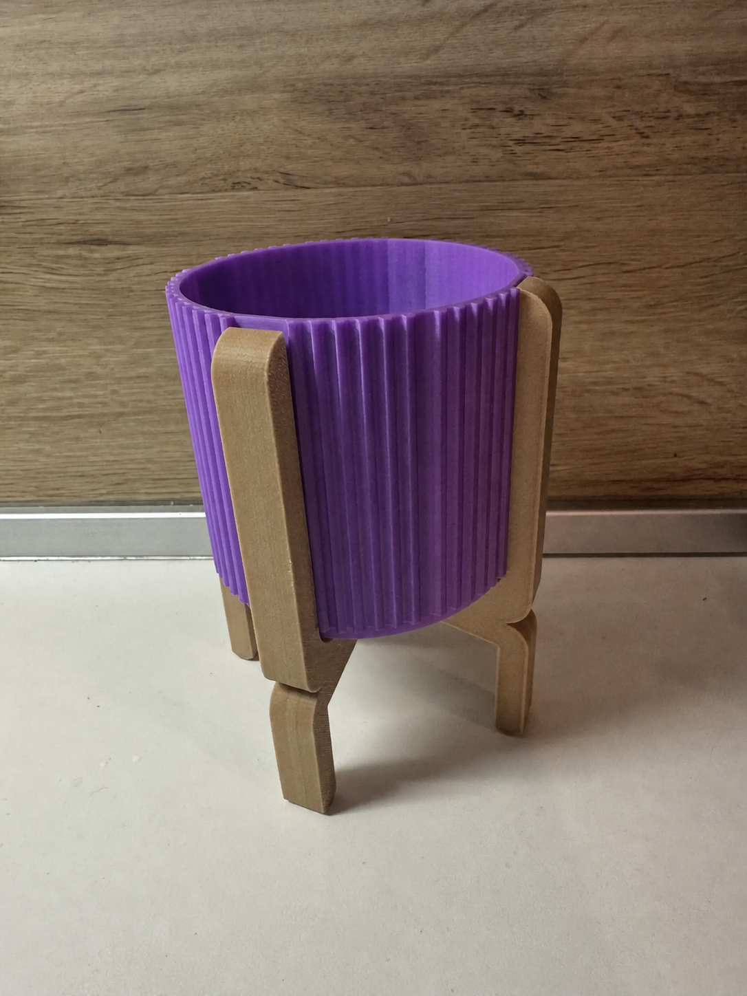 3D Baskı Ayaklı Çizgili Saksı - Bej Standlı Dekoratif Saksı - Mor