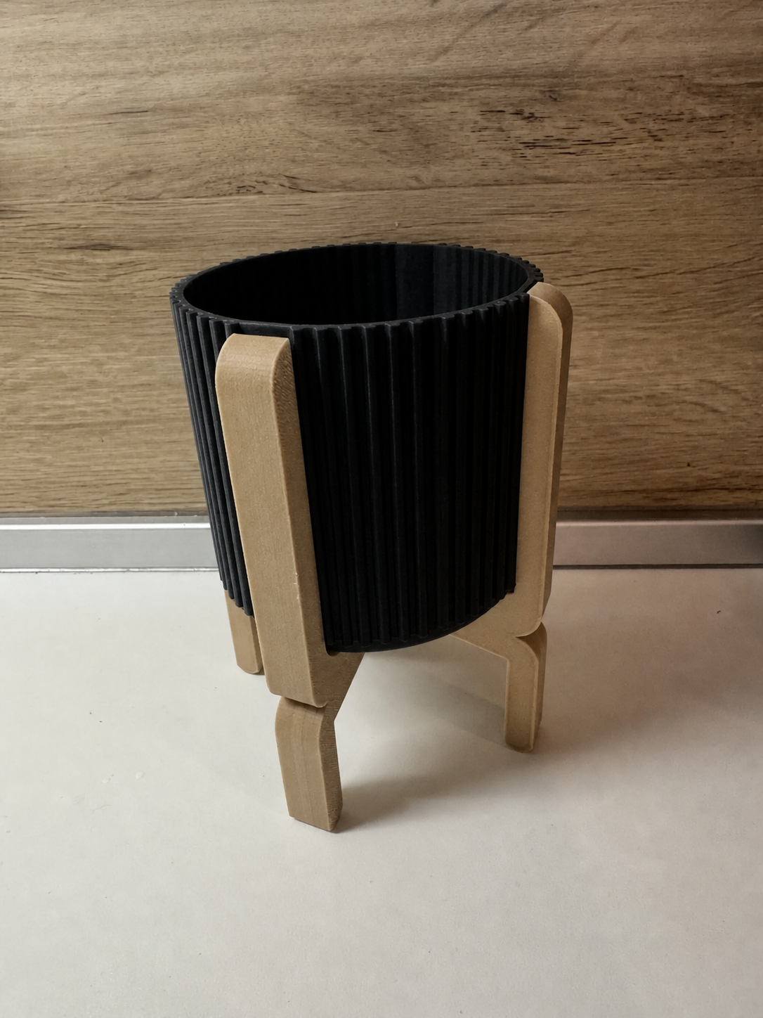 3D Baskı Ayaklı Çizgili Saksı - Bej Standlı Dekoratif Saksı - Siyah