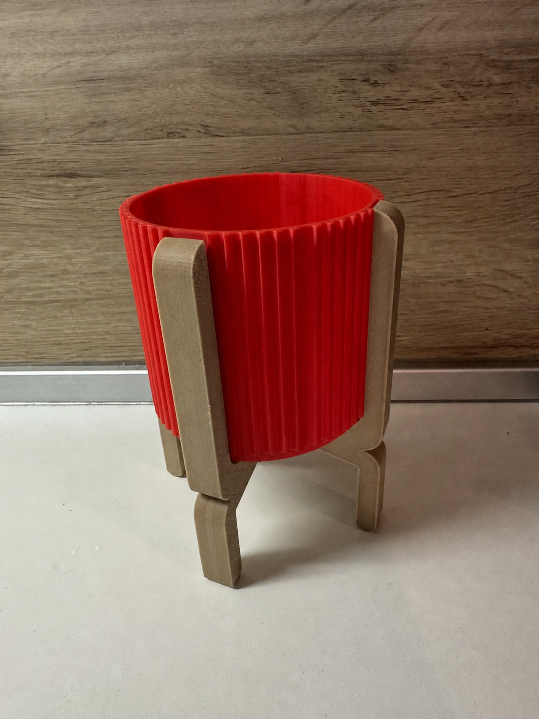 3D Baskı Ayaklı Çizgili Saksı - Bej Standlı Dekoratif Saksı - Kırmızı
