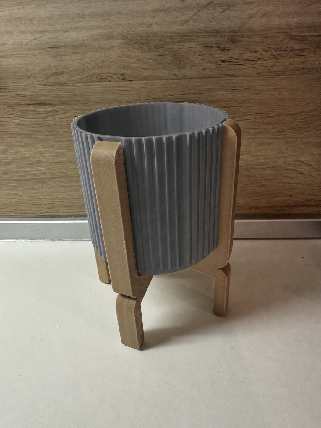3D Baskı Ayaklı Çizgili Saksı - Bej Standlı Dekoratif Saksı - Gri