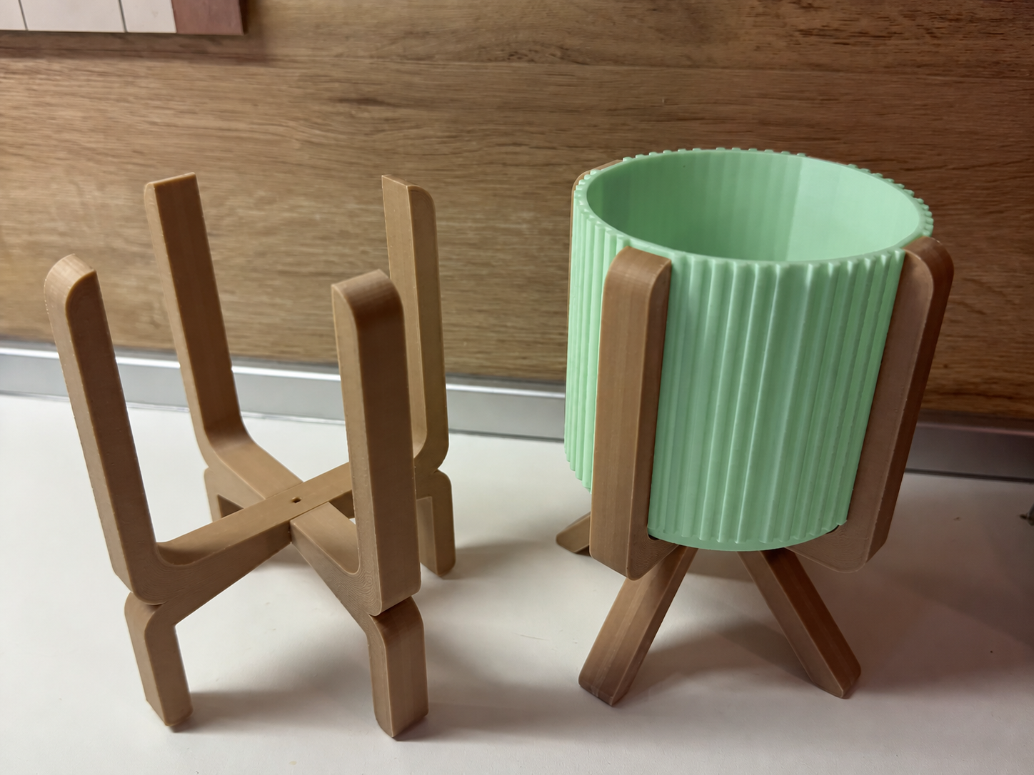 3D Baskı Ayaklı Çizgili Saksı - Bej Standlı Dekoratif Saksı - Mint