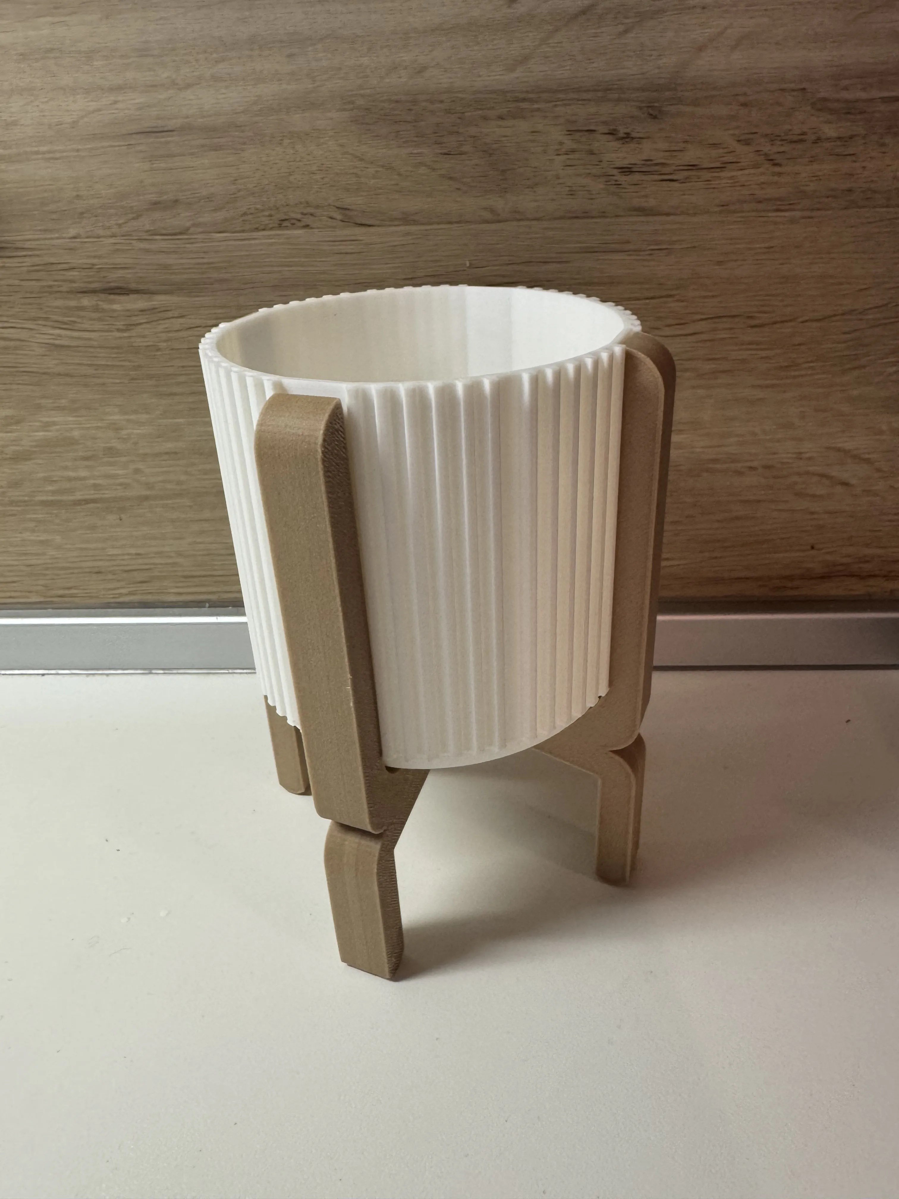 3D Baskı Ayaklı Çizgili Saksı - Bej Standlı Dekoratif Saksı - Beyaz
