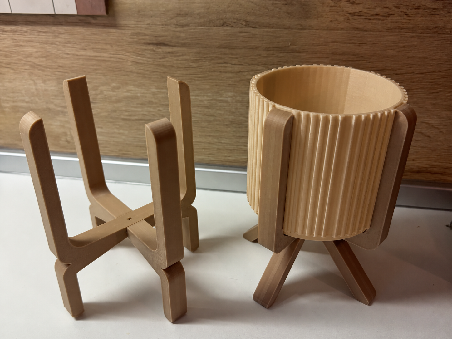 3D Baskı Ayaklı Çizgili Saksı - Bej Standlı Dekoratif Saksı - Bej