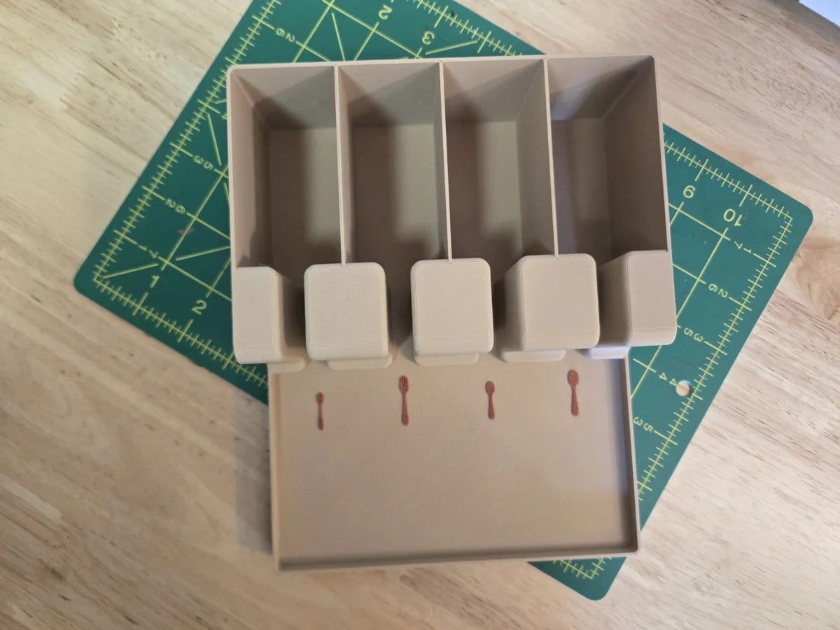 3D Baskı Çatal Kaşık Bıçak Organizeri Çekmece İçi Kaşıklık Düzenleyici Sıralı Yuvalı Bej