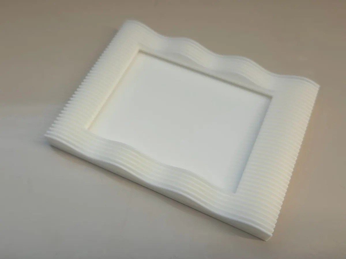 3D Baskı Dalgalı Çizgili Mini Fotoğraf Çerçevesi Masaüstü ve Buzdolabı Magnetli Çerçeve Beyaz