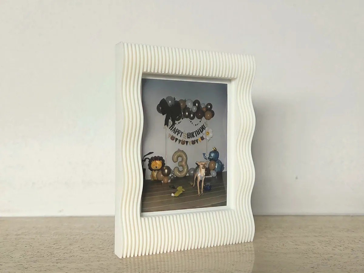 3D Baskı Dalgalı Çizgili Mini Fotoğraf Çerçevesi Masaüstü ve Buzdolabı Magnetli Çerçeve Beyaz