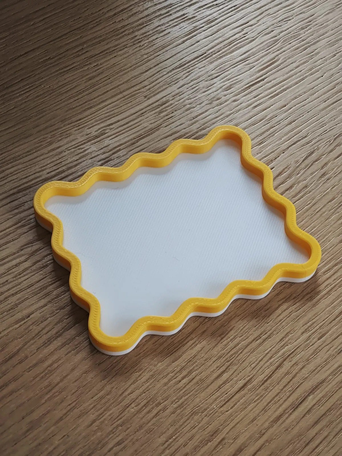 3D Baskı Dalgalı Kenarlı İki Renkli Mini Tepsi Masaüstü Organizer Takı ve Anahtar Tepsisi 15 cm - Sarı Beyaz