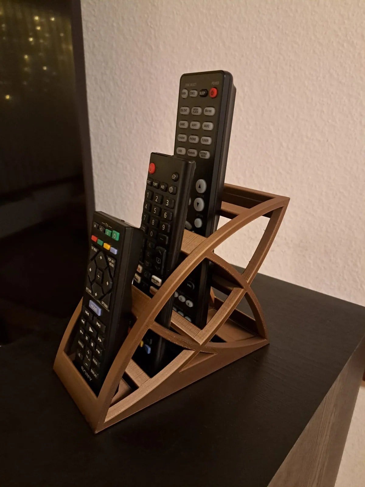 3D Baskı Dört Kumandalık Kavisli Kumanda Standı Modern Yaprak Formlu Kumanda Tutucu Bronz