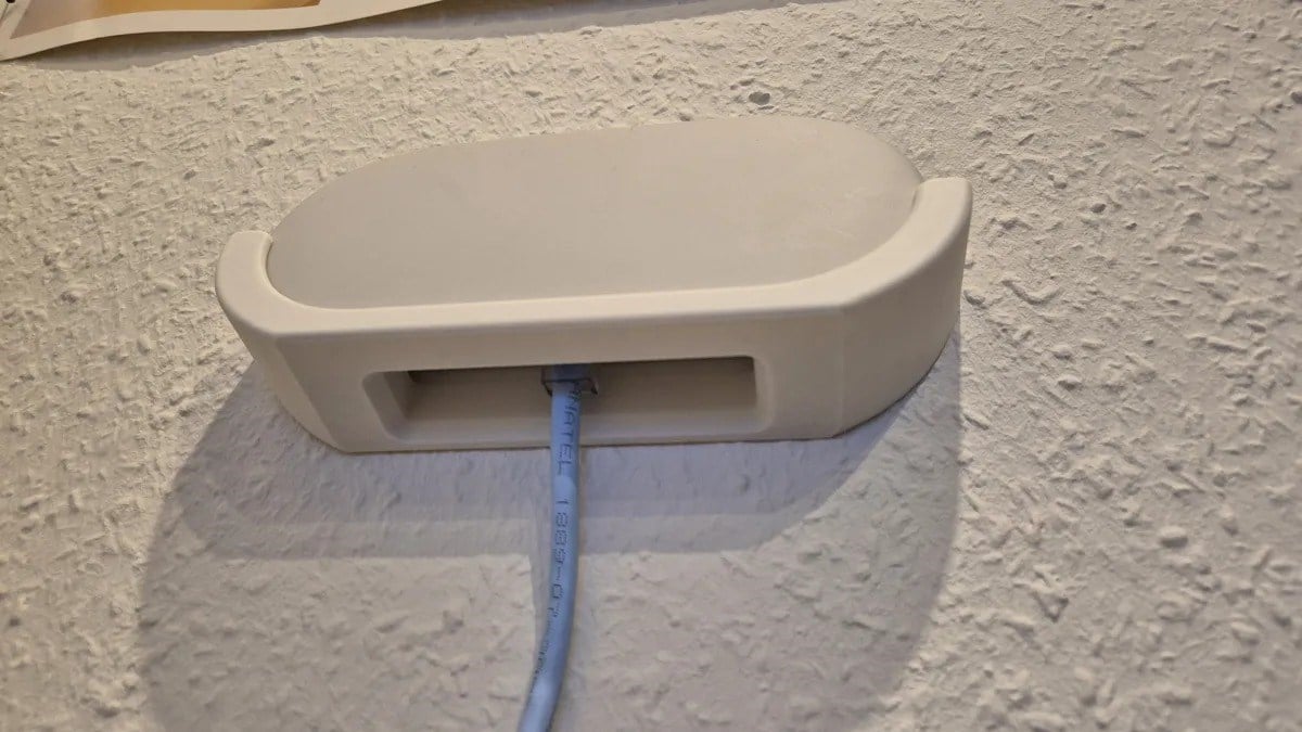 3D Baskı Duvar Montajlı Yatay Medya Oynatıcı Tutucu Kablo Çıkışlı Duvar Askısı Oval Cihaz Standı - Krem