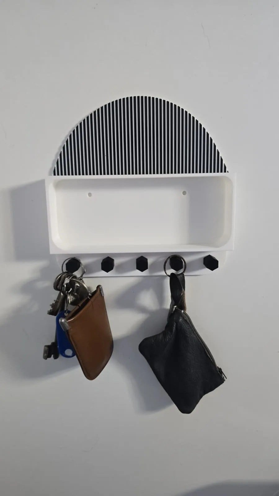 3D Baskı Duvar Tipi Anahtarlık Raflı Anahtar Askısı Çizgili Panel Modern Anahtar Tutucu Beyaz Siyah