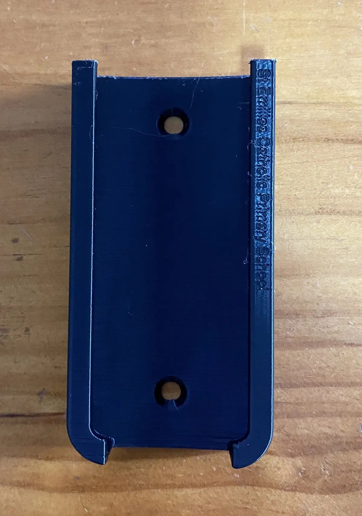 3D Baskı Duvara Monte Medya Kutusu ve Kumanda Tutucu Kablo Düzenleyici Set Altı Kutu Askısı Mavi