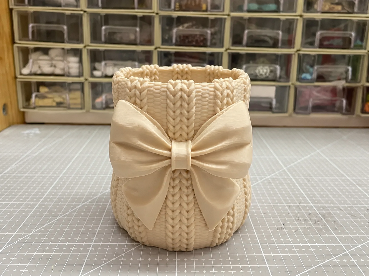 3D Baskı Fiyonklu Örgü Vazo - Dekoratif Çiçeklik-Bej