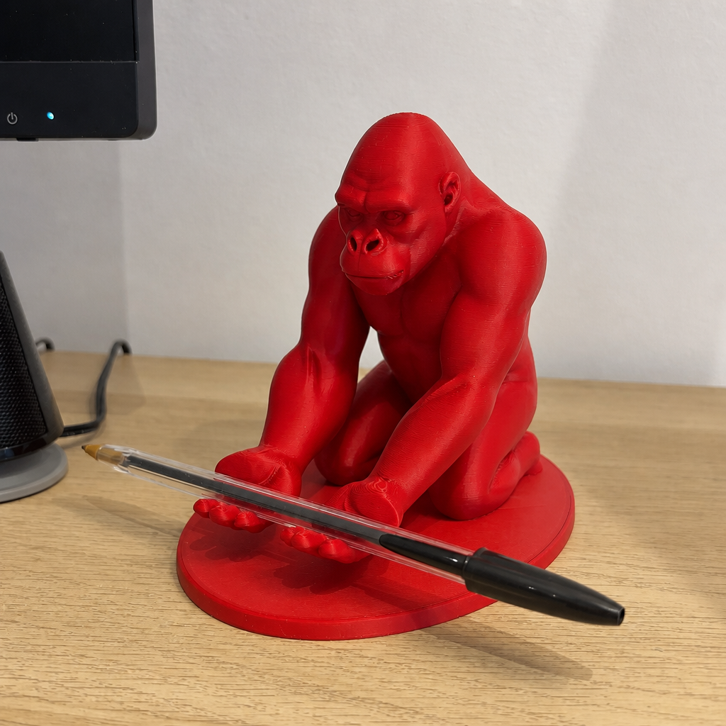 3D Baskı Goril Telefon Tutucu - Kaslı Goril Masaüstü Telefon Standı-Kırmızı