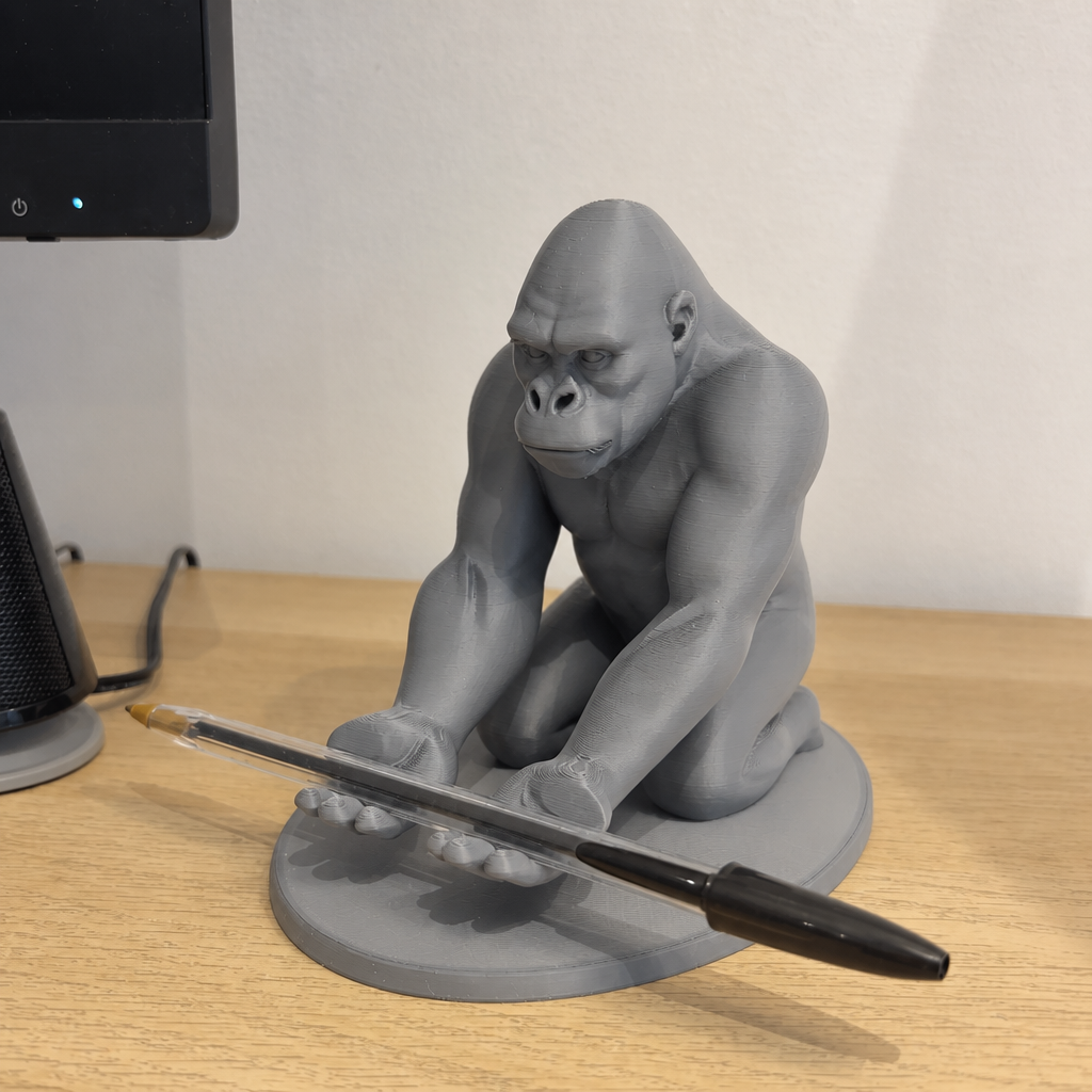 3D Baskı Goril Telefon Tutucu - Kaslı Goril Masaüstü Telefon Standı-Gri