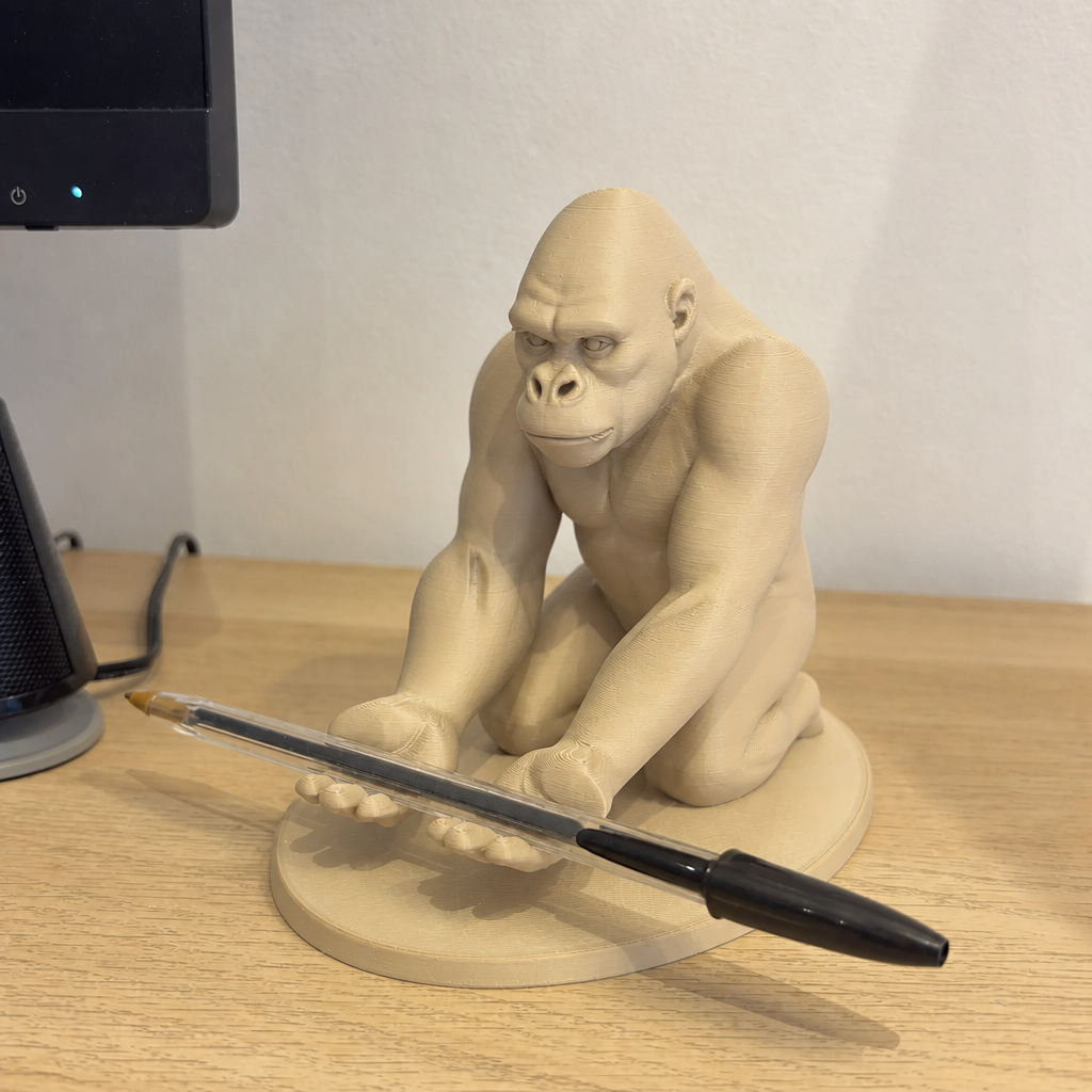 3D Baskı Goril Telefon Tutucu - Kaslı Goril Masaüstü Telefon Standı-Bej