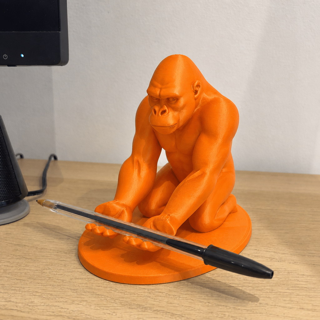 3D Baskı Goril Telefon Tutucu - Kaslı Goril Masaüstü Telefon Standı-Turuncu