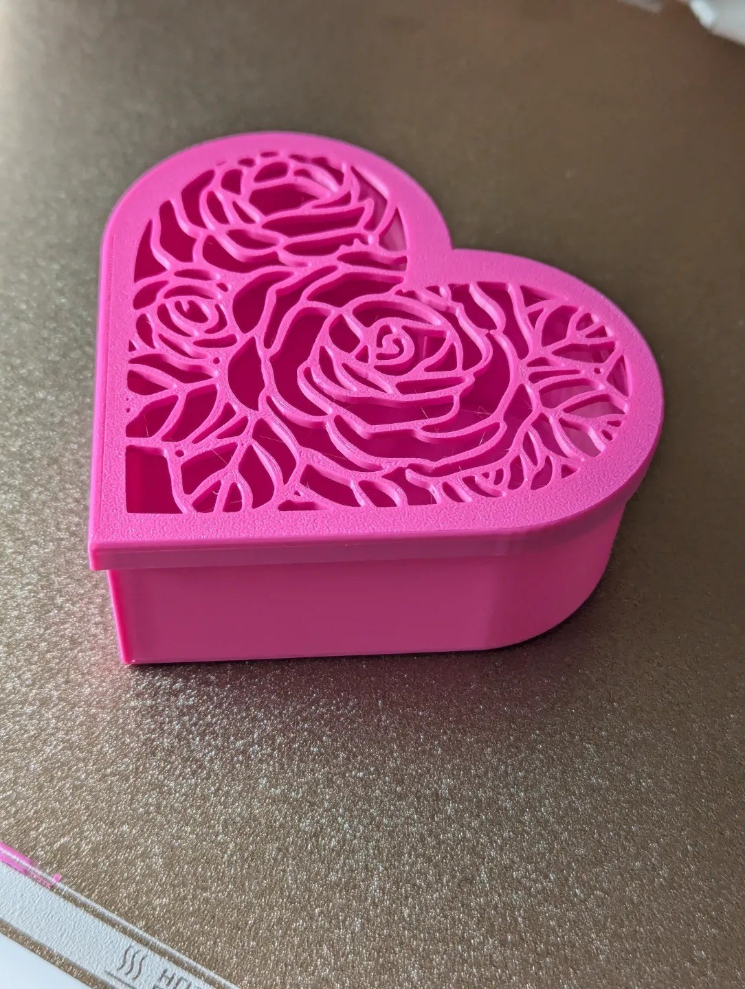 3D Baskı Gül Desenli Kalp Şeklinde Hediye Kutusu Oyma Güllü Kapaklı Kalp Kutu Takı ve Sürpriz Kutusu - Pembe