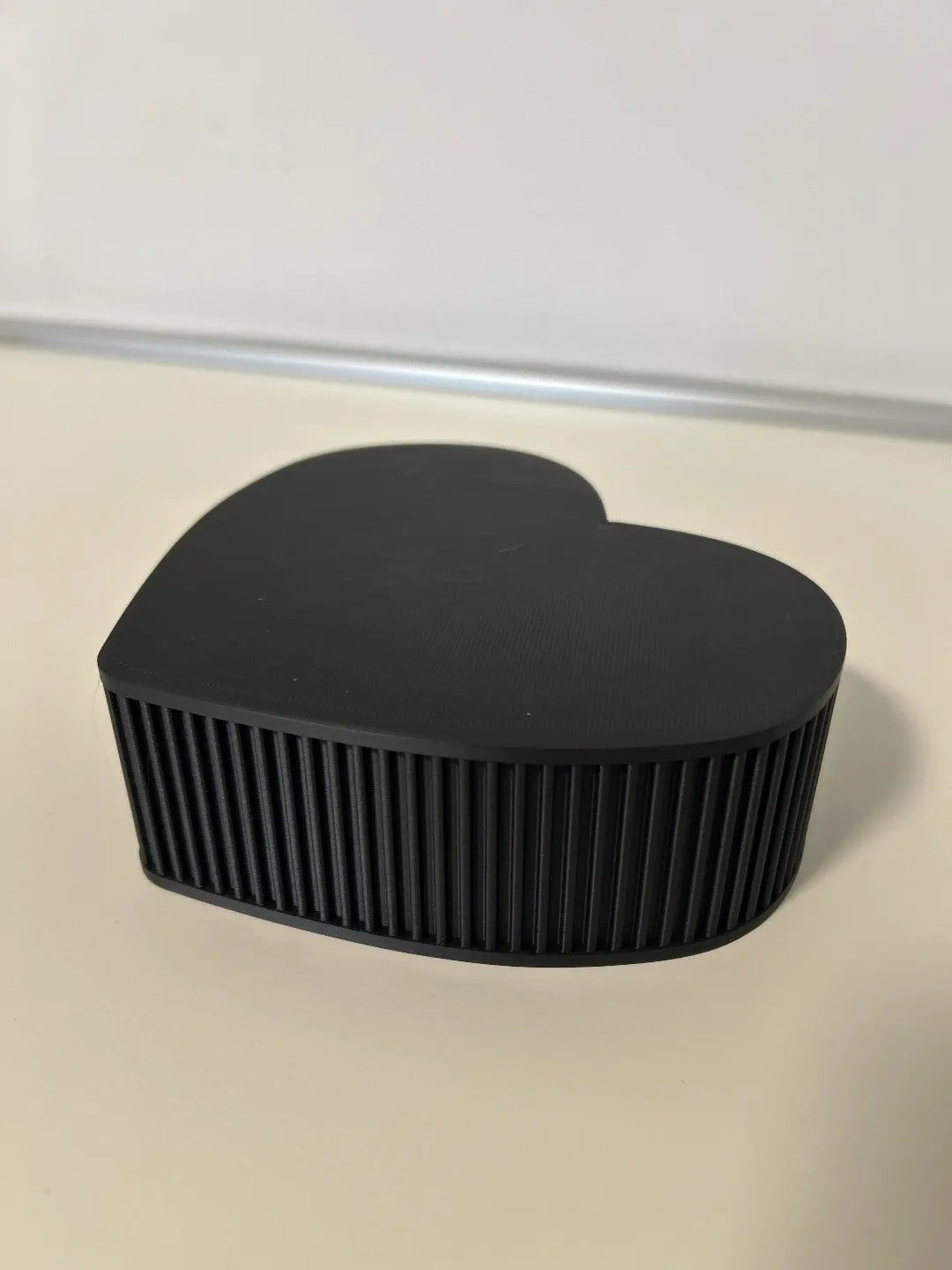 3D Baskı Kalp Şeklinde Kapaklı Saklama Kutusu Dikey Çizgi Dokulu Mat Siyah Takı ve Hediye Kutusu