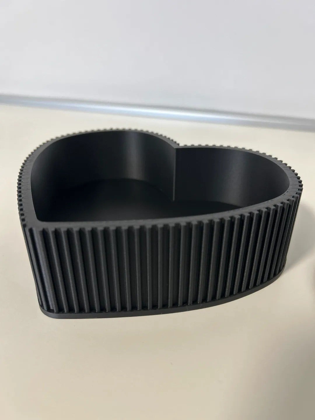 3D Baskı Kalp Şeklinde Kapaklı Saklama Kutusu Dikey Çizgi Dokulu Mat Siyah Takı ve Hediye Kutusu