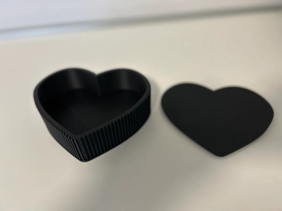 3D Baskı Kalp Şeklinde Kapaklı Saklama Kutusu Dikey Çizgi Dokulu Mat Siyah Takı ve Hediye Kutusu