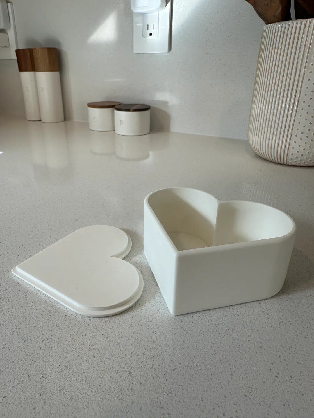 3D Baskı Kalp Şeklinde Kapaklı Saklama Kutusu Yuvarlak Hatlı Mini Hediye Kutusu Beyaz