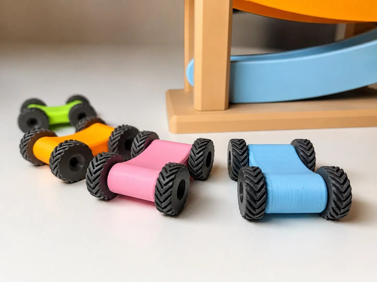 3D Baskı Kaydıraklı Araba Pisti - 4 Katlı Mini Araba Yarış Rampası, Bebek ve Çocuk Oyuncağı Seti (4 Araba Dahil)