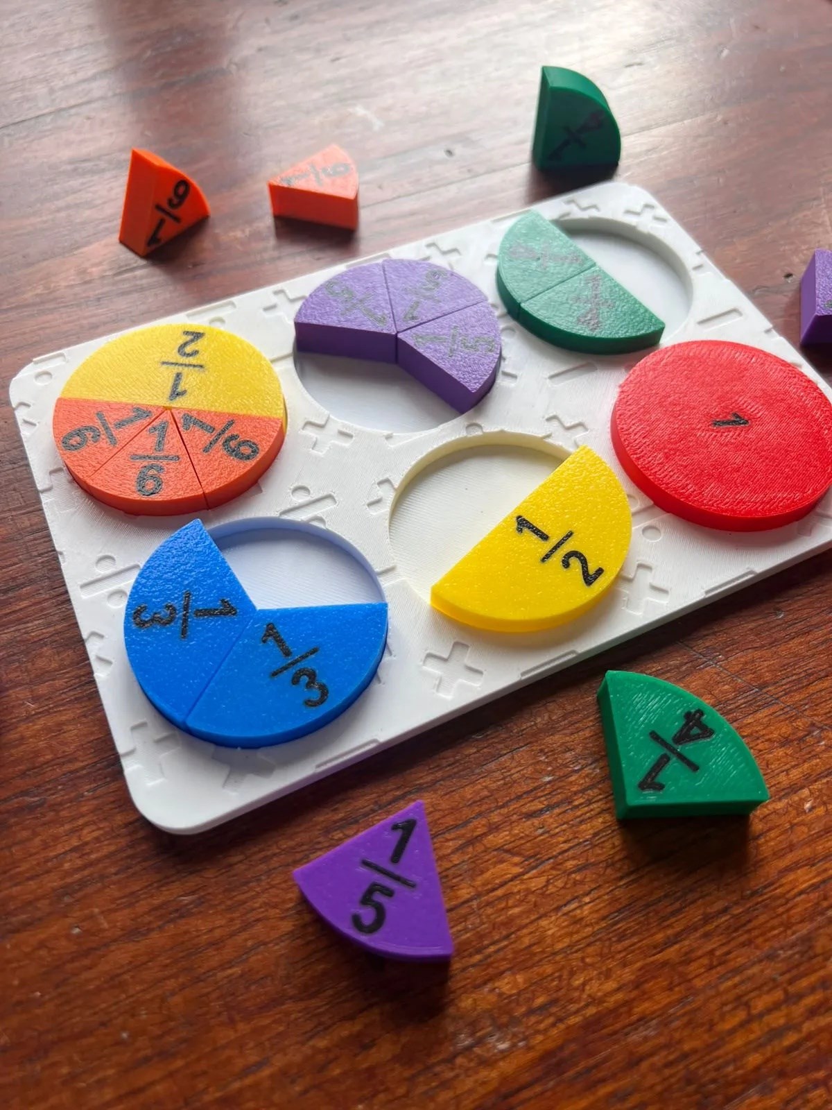 3D Baskı Kesirler Öğretim Seti - Eğitici Ahşap Görünümlü Matematik Puzzle, Kesir Öğrenme Materyali (6 Daire, 24 Parça)