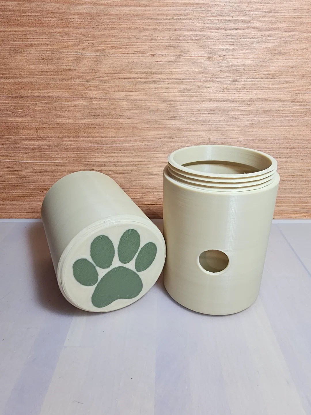 3D Baskı Köpek Ödül Mama Dağıtıcı Yuvarlanan Silindir Zeka Oyuncağı Pati Desenli - Bej