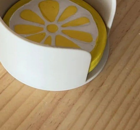 3D Baskı Kumanda Bölmeli Bardak Altlıklı Sehpa Düzenleyici Limon Desenli Bardaklık Krem Sarı