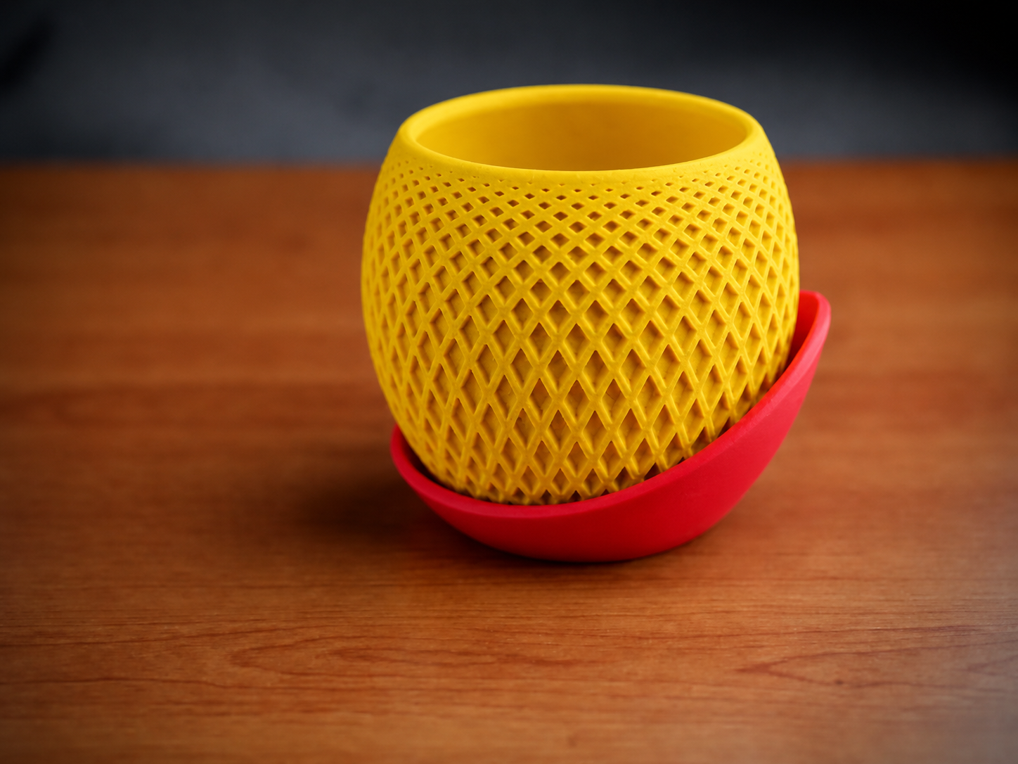 3D Baskı Küre Saksı - Kafes Dokulu İki Parçalı Dekoratif Saksı - Sarı-Kırmızı